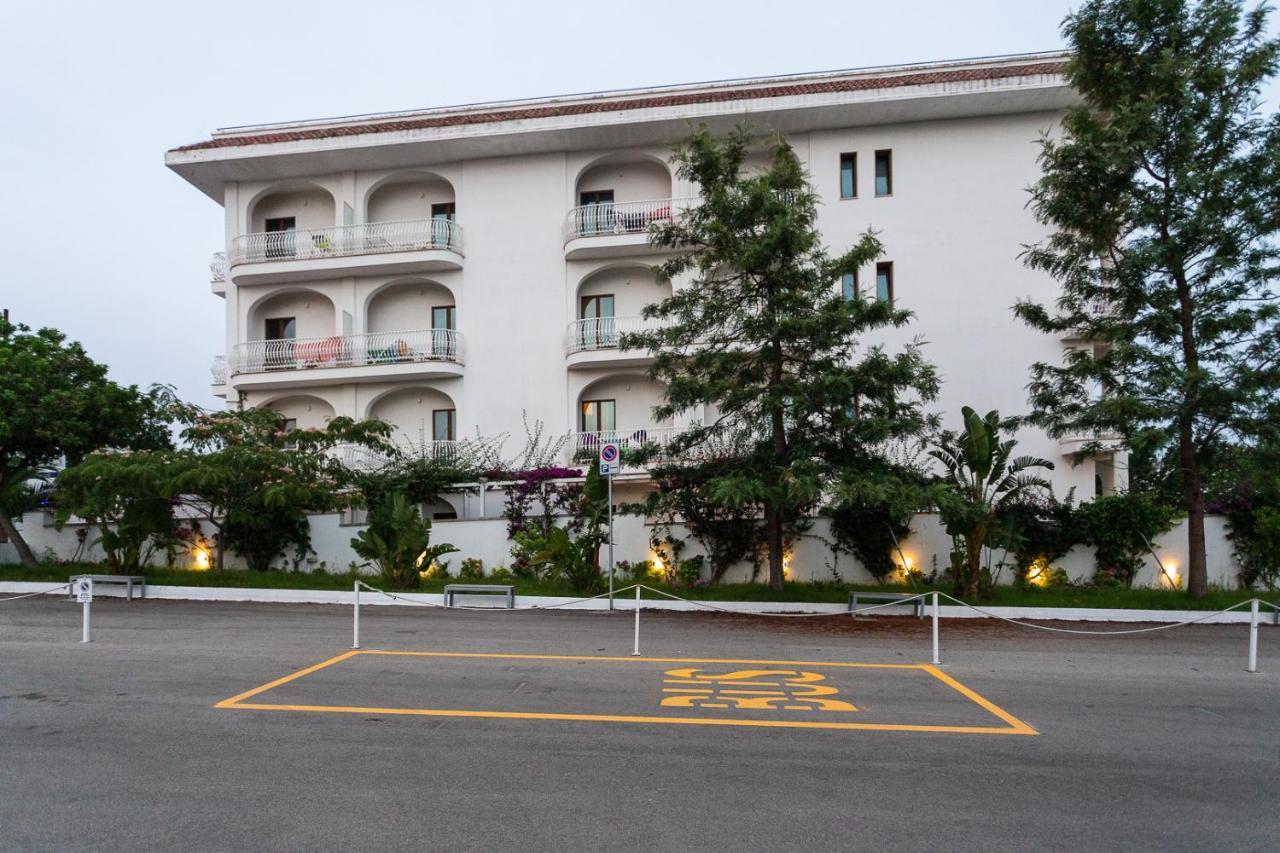 פורטו צ'זראו Club Azzurro Hotel & Resort מראה חיצוני תמונה