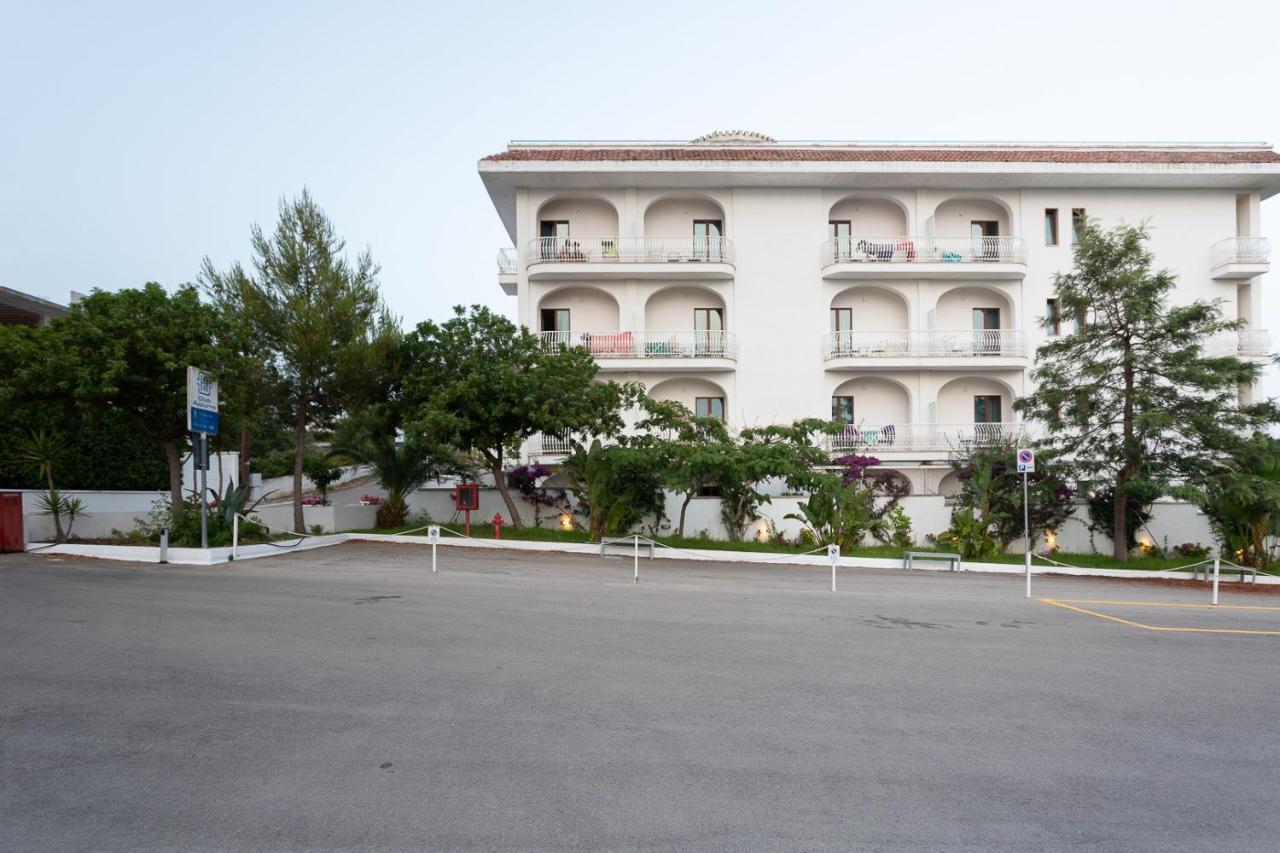 פורטו צ'זראו Club Azzurro Hotel & Resort מראה חיצוני תמונה